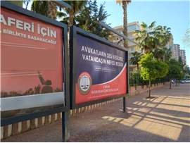 MERSİN BAROSU AVUKATIN ÖNEMİNİ AÇIK HAVA REKLAMIYLA ANLATTI