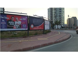 MERSİN BAROSU AVUKATIN ÖNEMİNİ AÇIK HAVA REKLAMIYLA ANLATTI