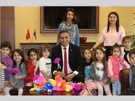 UĞUR OKULLARI ÖĞRENCİLERİNDEN BARO BAŞKANIMIZA ZİYARET