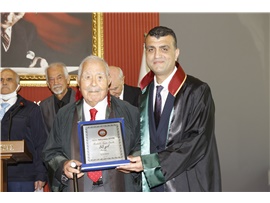 AVUKATLIK MESLEĞİNİN DUAYENLERİNE PLAKET TAKDİM EDİLDİ