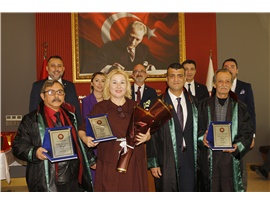 AVUKATLIK MESLEĞİNİN DUAYENLERİNE PLAKET TAKDİM EDİLDİ