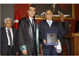 AVUKATLIK MESLEĞİNİN DUAYENLERİNE PLAKET TAKDİM EDİLDİ