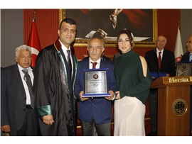AVUKATLIK MESLEĞİNİN DUAYENLERİNE PLAKET TAKDİM EDİLDİ