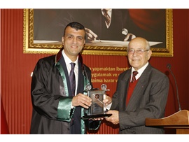 AVUKATLIK MESLEĞİNİN DUAYENLERİNE PLAKET TAKDİM EDİLDİ