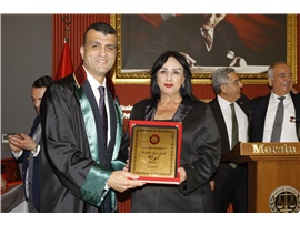 AVUKATLIK MESLEĞİNİN DUAYENLERİNE PLAKET TAKDİM EDİLDİ