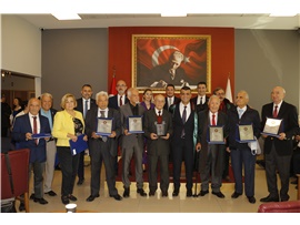 AVUKATLIK MESLEĞİNİN DUAYENLERİNE PLAKET TAKDİM EDİLDİ