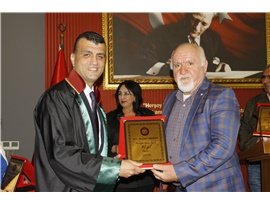AVUKATLIK MESLEĞİNİN DUAYENLERİNE PLAKET TAKDİM EDİLDİ
