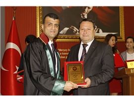 AVUKATLIK MESLEĞİNİN DUAYENLERİNE PLAKET TAKDİM EDİLDİ
