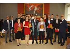 AVUKATLIK MESLEĞİNİN DUAYENLERİNE PLAKET TAKDİM EDİLDİ