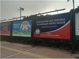 MERSİN BAROSU AVUKATIN ÖNEMİNİ AÇIK HAVA REKLAMIYLA ANLATTI