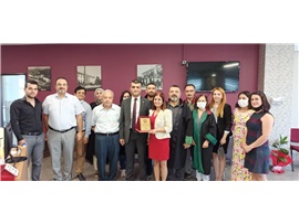 TARSUS BARO ODAMIZIN EMEKÇİSİ SEVİL COŞKUN’A MESLEKTE 26. YIL PLAKETİ VERİLDİ