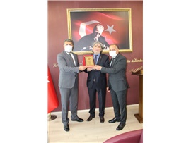 ERDEMLİ’DE MESLEKTE 25. YILINI DOLDURAN AVUKATIMIZA PLAKETI VERİLDİ