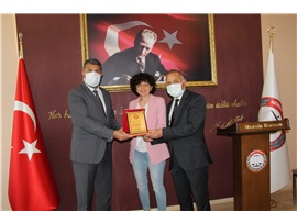 ERDEMLİ’DE MESLEKTE 25. YILINI DOLDURAN AVUKATIMIZA PLAKETI VERİLDİ