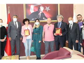 ERDEMLİ’DE MESLEKTE 25. YILINI DOLDURAN AVUKATIMIZA PLAKETI VERİLDİ