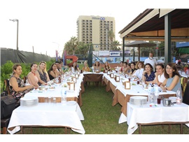 KADIN HAKLARI MÜCADELESİNİN YILMAZ SAVUNUCULARINA TEŞEKKÜR PLAKETİ VERİLDİ