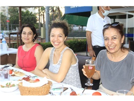 KADIN HAKLARI MÜCADELESİNİN YILMAZ SAVUNUCULARINA TEŞEKKÜR PLAKETİ VERİLDİ