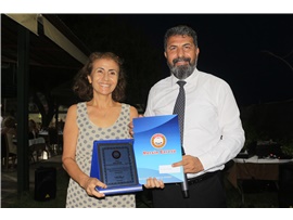 KADIN HAKLARI MÜCADELESİNİN YILMAZ SAVUNUCULARINA TEŞEKKÜR PLAKETİ VERİLDİ