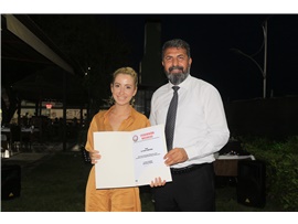 KADIN HAKLARI MÜCADELESİNİN YILMAZ SAVUNUCULARINA TEŞEKKÜR PLAKETİ VERİLDİ