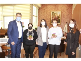 BAŞKANIMIZ YEŞİLBOĞAZ'DAN DÜNYA EMEKÇİ KADINLAR GÜNÜ ÇİÇEĞİ