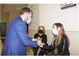 BAŞKANIMIZ YEŞİLBOĞAZ'DAN DÜNYA EMEKÇİ KADINLAR GÜNÜ ÇİÇEĞİ
