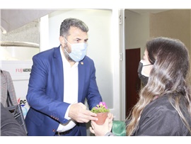 BAŞKANIMIZ YEŞİLBOĞAZ'DAN DÜNYA EMEKÇİ KADINLAR GÜNÜ ÇİÇEĞİ
