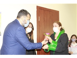 BAŞKANIMIZ YEŞİLBOĞAZ'DAN DÜNYA EMEKÇİ KADINLAR GÜNÜ ÇİÇEĞİ