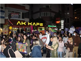 KADIN HAKLARI MERKEZİMİZ FEMİNİST GECE YÜRÜYÜŞÜNE KATILDI