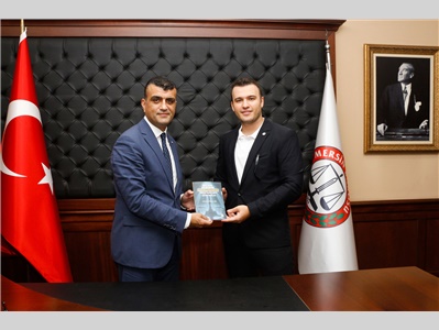 AV. MUHAMMED BATUHAN GÜN, YAZDIĞI MESLEKİ KİTABI BAŞKANIMIZ AV. GAZİ ÖZDEMİR'E HEDİYE ETTİ