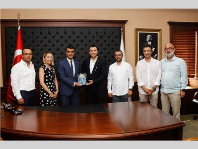 AV. MUHAMMED BATUHAN GÜN, YAZDIĞI MESLEKİ KİTABI BAŞKANIMIZ AV. GAZİ ÖZDEMİR'E HEDİYE ETTİ