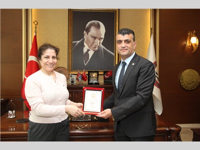 AV. ZOZAN SÖNMEZ’E MESLEKTE 25. YIL PLAKETİ TAKDİM EDİLDİ