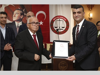 AVUKATLIK MESLEĞİNDE 60, 50, 40,  30 ve 25 YILINI DOLDURAN DUAYEN AVUKATLARIMZA PLAKET TAKDİM EDİLDİ