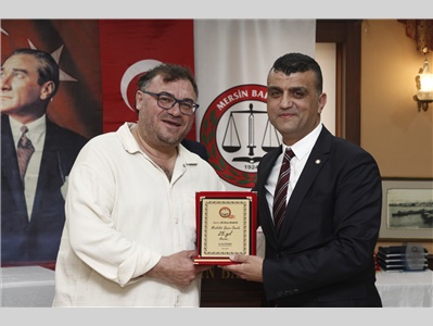 AVUKATLIK MESLEĞİNDE 60, 50, 40,  30 ve 25 YILINI DOLDURAN DUAYEN AVUKATLARIMZA PLAKET TAKDİM EDİLDİ