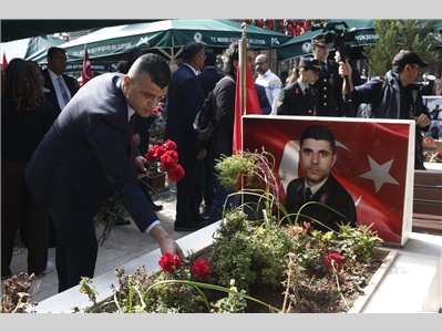 BARO BAŞKANIMIZ AV. GAZİ ÖZDEMİR, ŞEHİTLİKTE DÜZENLENEN TÖRENE KATILDI