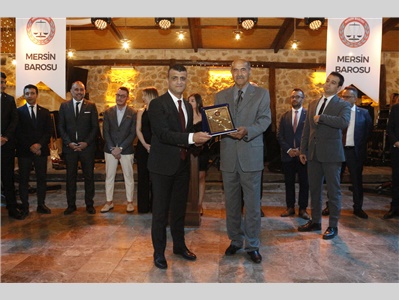 AVUKATLIK MESLEĞİNİN DUAYENLERİNE PLAKET TAKDİM EDİLDİ