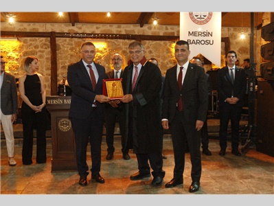 AVUKATLIK MESLEĞİNİN DUAYENLERİNE PLAKET TAKDİM EDİLDİ