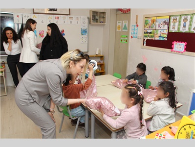 ÇOCUKLAR DİLEK AĞACI HEDİYELERİYLE BULUŞTU