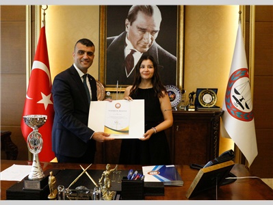MERSİN BAROSU 1924 KADIN VOLEYBOL TAKIMIMIZ, ŞAMPİYONLUK KUPASINI BARO BAŞKANIMIZA TAKDİM ETTİ