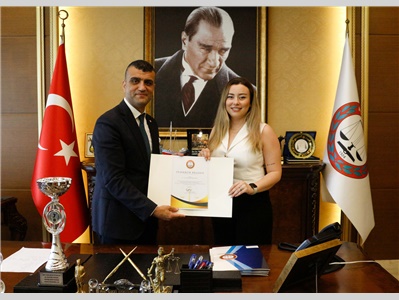 MERSİN BAROSU 1924 KADIN VOLEYBOL TAKIMIMIZ, ŞAMPİYONLUK KUPASINI BARO BAŞKANIMIZA TAKDİM ETTİ