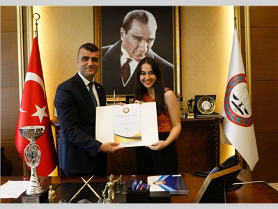 MERSİN BAROSU 1924 KADIN VOLEYBOL TAKIMIMIZ, ŞAMPİYONLUK KUPASINI BARO BAŞKANIMIZA TAKDİM ETTİ
