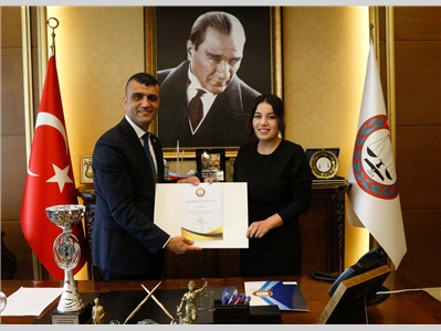 MERSİN BAROSU 1924 KADIN VOLEYBOL TAKIMIMIZ, ŞAMPİYONLUK KUPASINI BARO BAŞKANIMIZA TAKDİM ETTİ
