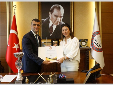 MERSİN BAROSU 1924 KADIN VOLEYBOL TAKIMIMIZ, ŞAMPİYONLUK KUPASINI BARO BAŞKANIMIZA TAKDİM ETTİ