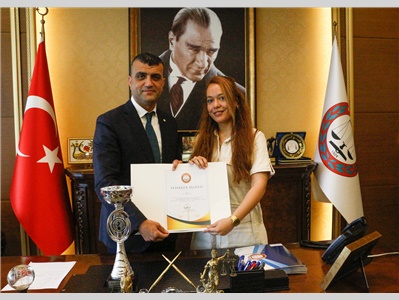 MERSİN BAROSU 1924 KADIN VOLEYBOL TAKIMIMIZ, ŞAMPİYONLUK KUPASINI BARO BAŞKANIMIZA TAKDİM ETTİ