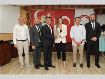 BAROMUZA VE MESLEĞİMİZE GÜÇ KATAN EMEKTAR AVUKATLARIMIZA PLAKET TAKDİM EDİLDİ