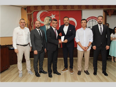 BAROMUZA VE MESLEĞİMİZE GÜÇ KATAN EMEKTAR AVUKATLARIMIZA PLAKET TAKDİM EDİLDİ