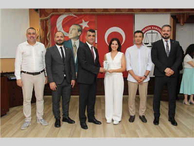 BAROMUZA VE MESLEĞİMİZE GÜÇ KATAN EMEKTAR AVUKATLARIMIZA PLAKET TAKDİM EDİLDİ