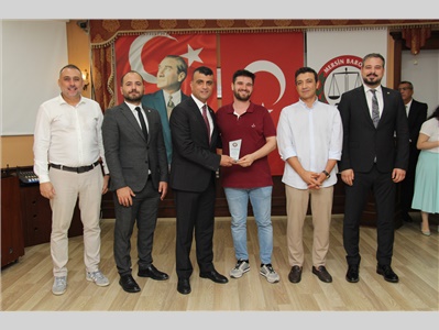 BAROMUZA VE MESLEĞİMİZE GÜÇ KATAN EMEKTAR AVUKATLARIMIZA PLAKET TAKDİM EDİLDİ