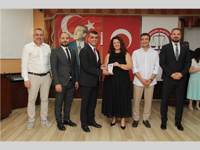 BAROMUZA VE MESLEĞİMİZE GÜÇ KATAN EMEKTAR AVUKATLARIMIZA PLAKET TAKDİM EDİLDİ
