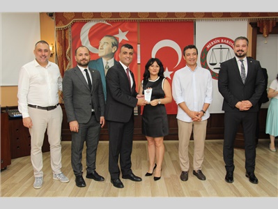 BAROMUZA VE MESLEĞİMİZE GÜÇ KATAN EMEKTAR AVUKATLARIMIZA PLAKET TAKDİM EDİLDİ