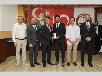 BAROMUZA VE MESLEĞİMİZE GÜÇ KATAN EMEKTAR AVUKATLARIMIZA PLAKET TAKDİM EDİLDİ