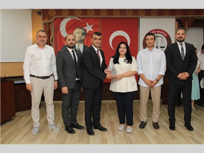 BAROMUZA VE MESLEĞİMİZE GÜÇ KATAN EMEKTAR AVUKATLARIMIZA PLAKET TAKDİM EDİLDİ